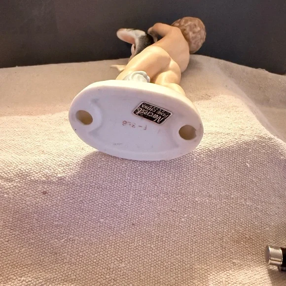 Vintage Norcrest Porcelain Figurines with Cream and Tan Accents set of 3. - Picture 8 of 12